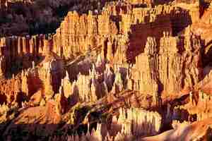 Foto gratuita hermoso paisaje de un paisaje de cañón en el parque nacional bryce canyon, utah, ee.