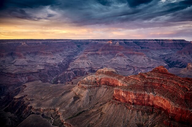 Hermoso paisaje de un paisaje de cañón en el Parque Nacional del Gran Cañón, Arizona - EE.