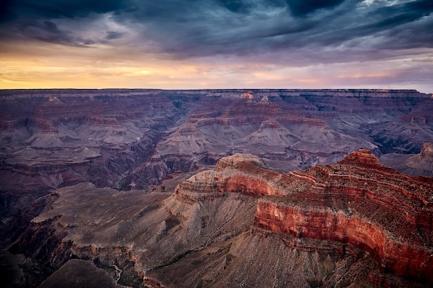 Hermoso paisaje de un paisaje de cañón en el Parque Nacional del Gran Cañón, Arizona - EE.