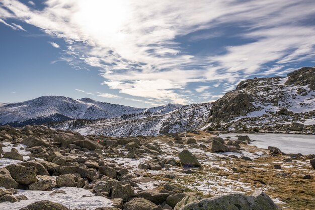 Hermoso paisaje de un paisaje cubierto de nieve con acantilados rocosos bajo un cielo nublado