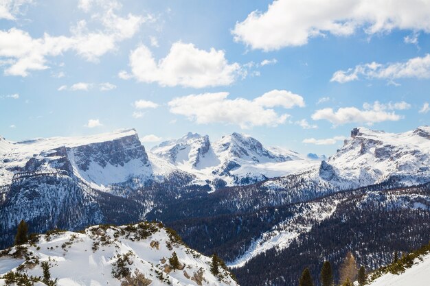 Hermoso paisaje de un paisaje invernal en los Alpes