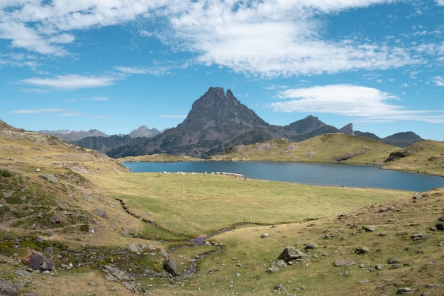 Hermoso paisaje de un paisaje montañoso bajo un cielo nublado