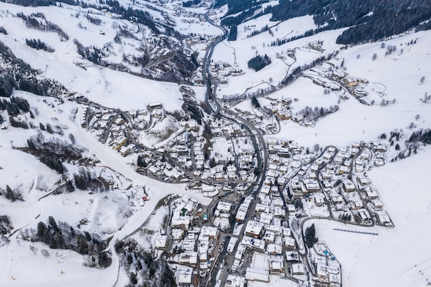 Hermoso paisaje de un paisaje montañoso cubierto de nieve en Austria