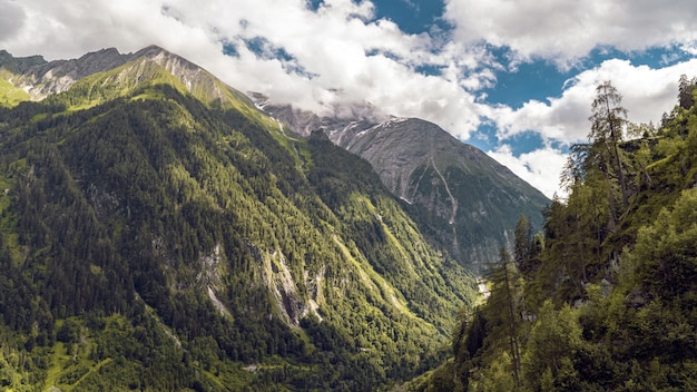 Hermoso paisaje de un paisaje montañoso cubierto de nieve bajo un cielo nublado