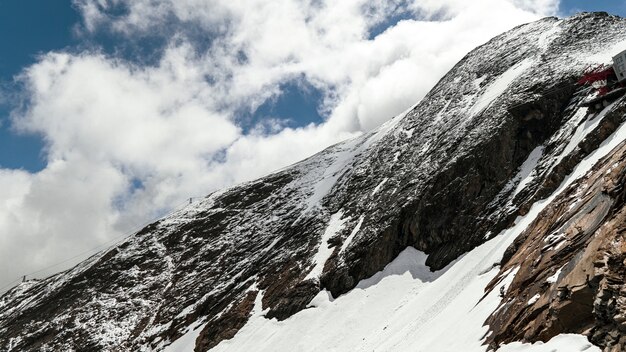 Hermoso paisaje de un paisaje montañoso cubierto de nieve bajo un cielo nublado