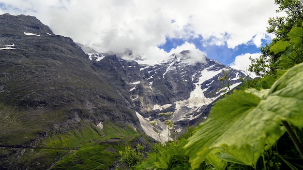 Hermoso paisaje de un paisaje montañoso cubierto de nieve bajo un cielo nublado