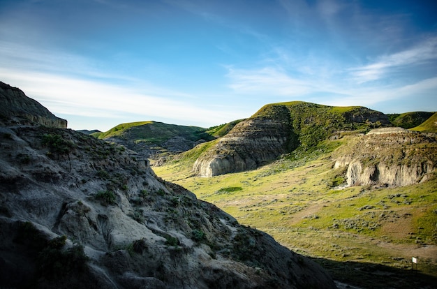 Hermoso paisaje de un paisaje montañoso verde con colinas