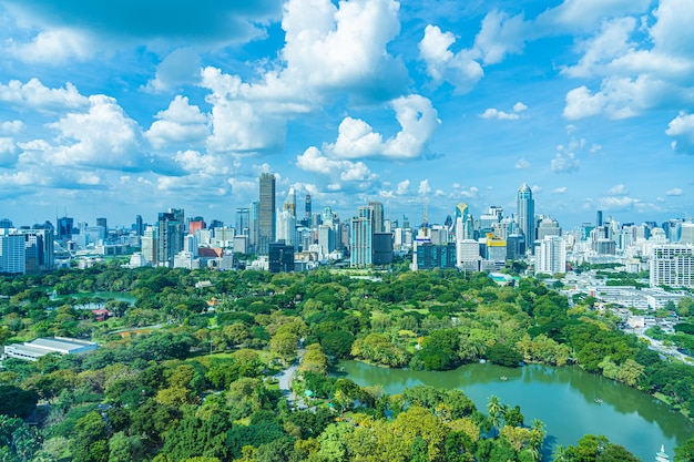 Hermoso paisaje de paisaje urbano con la construcción de la ciudad alrededor del parque lumpini en Bangkok, Tailandia