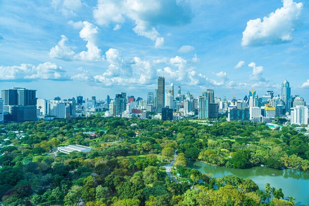 Hermoso paisaje de paisaje urbano con la construcción de la ciudad alrededor del parque lumpini en Bangkok, Tailandia