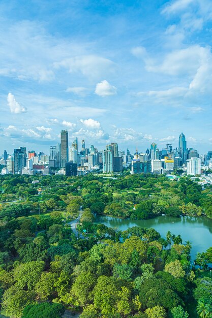 Hermoso paisaje de paisaje urbano con la construcción de la ciudad alrededor del parque lumpini en Bangkok, Tailandia