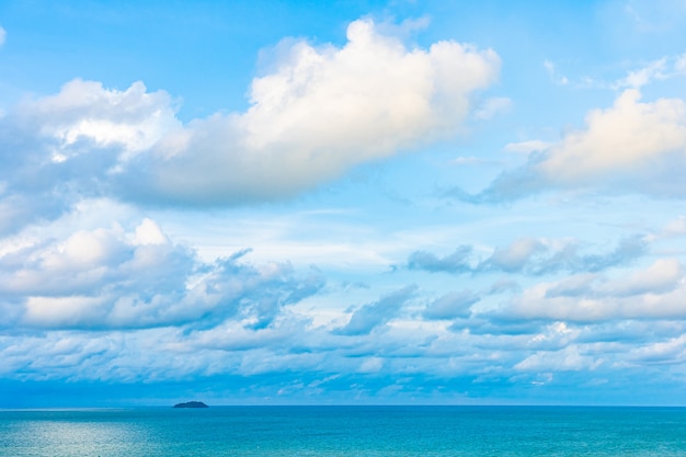 Hermoso paisaje panorámico o océano marino con nubes blancas en el cielo azul para viajes de placer en vacaciones