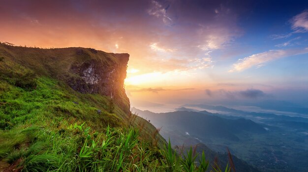 Hermoso paisaje de Phu Chi Fa al amanecer. Parque Nacional de Phu Chi fa en la provincia de Chiang Rai, Tailandia.