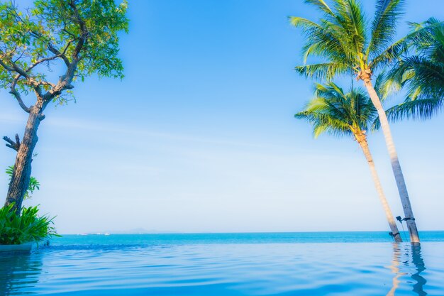 Foto gratuita hermoso paisaje de piscina al aire libre en hotel resort