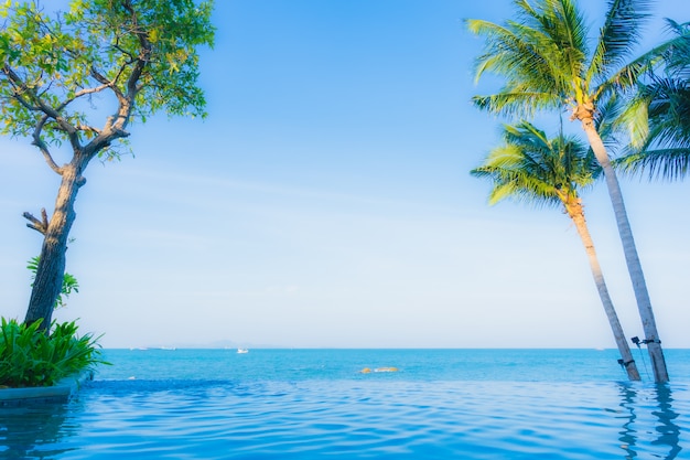 Foto gratuita hermoso paisaje de piscina al aire libre en hotel resort