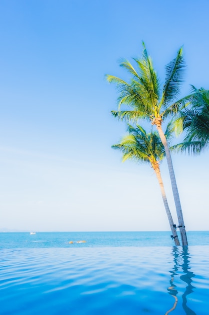 Foto gratuita hermoso paisaje de piscina al aire libre en hotel resort