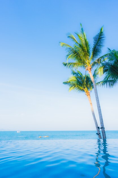 Hermoso paisaje de piscina al aire libre en hotel resort