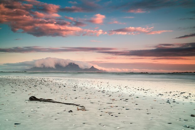 Hermoso paisaje de la playa y el mar de Ciudad del Cabo, Sudáfrica, con nubes impresionantes