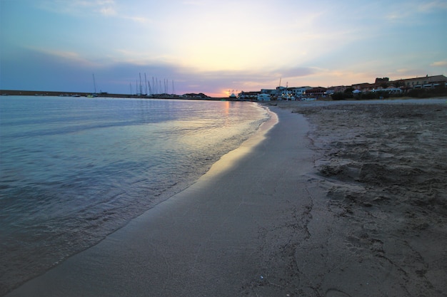 Hermoso paisaje de una playa durante la puesta de sol bajo el impresionante cielo