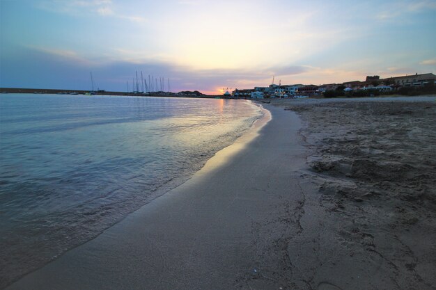 Hermoso paisaje de una playa durante la puesta de sol bajo el impresionante cielo