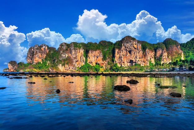 Foto gratuita hermoso paisaje en la playa de tonsai en railay, krabi en tailandia.