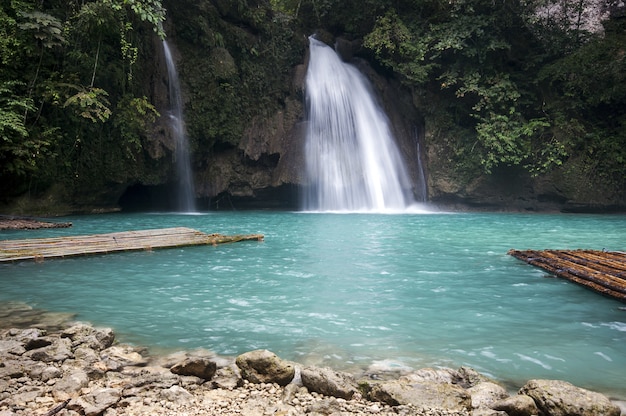 Hermoso paisaje de una poderosa cascada que fluye en el mar en Cebú, Filipinas