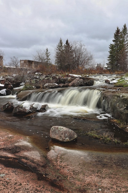 Hermoso paisaje de una poderosa cascada rodeada de formaciones rocosas