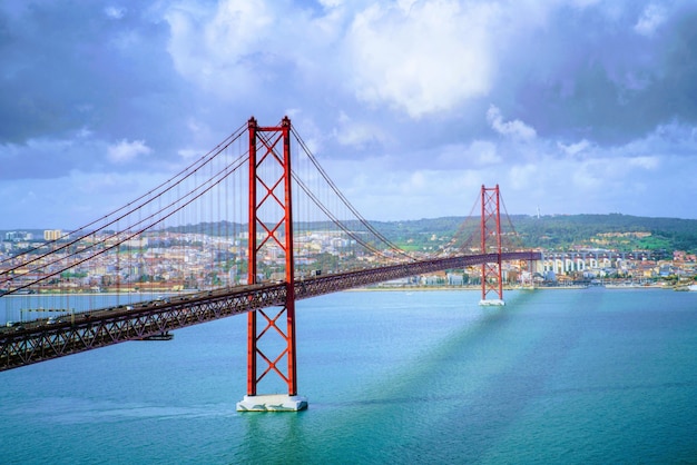 Hermoso paisaje del puente 25 de Abril en Portugal bajo las impresionantes formaciones de nubes