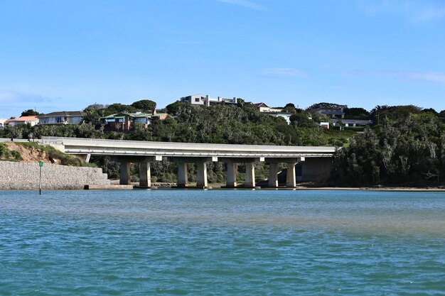 Hermoso paisaje de un puente sobre el mar bajo el cielo despejado