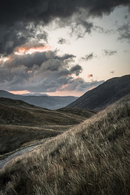 Hermoso paisaje de la puesta de sol en el distrito de los lagos sobre Ullswater