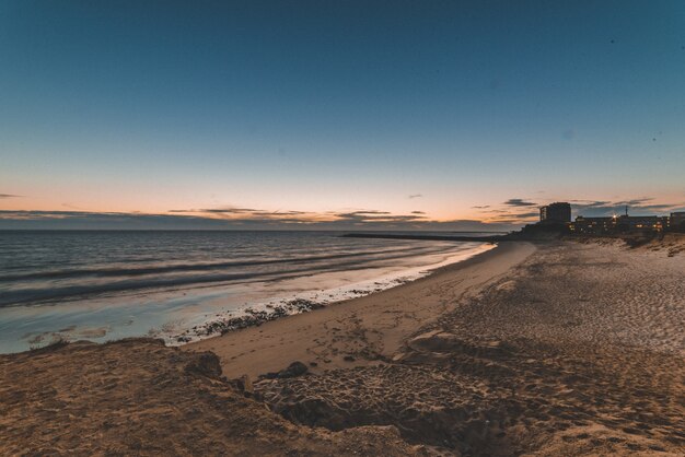 Hermoso paisaje de la puesta de sol reflejándose en el mar