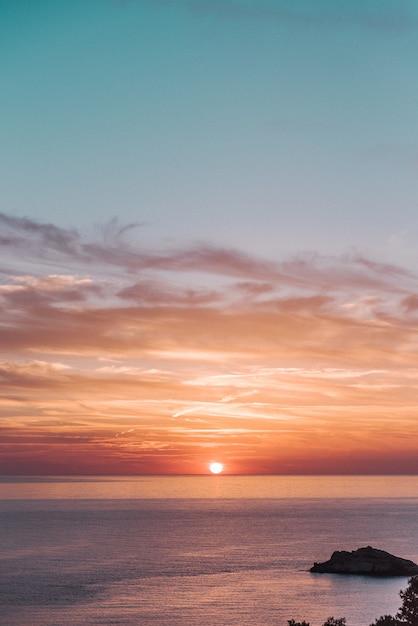 Foto gratuita hermoso paisaje de puesta de sol sobre el mar tranquilo