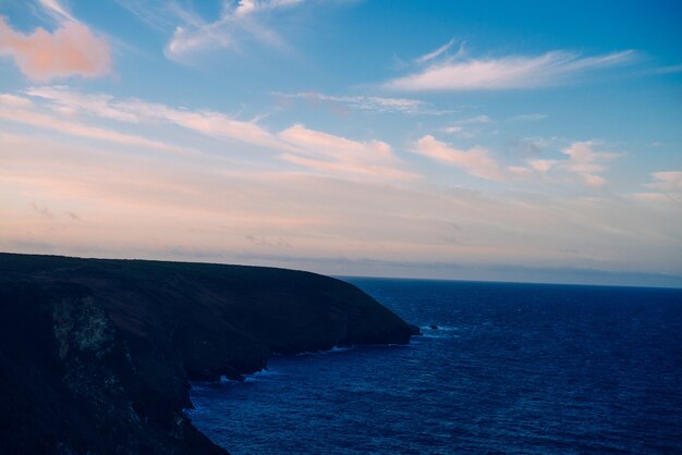 Hermoso paisaje de puesta de sol sobre el mar tranquilo