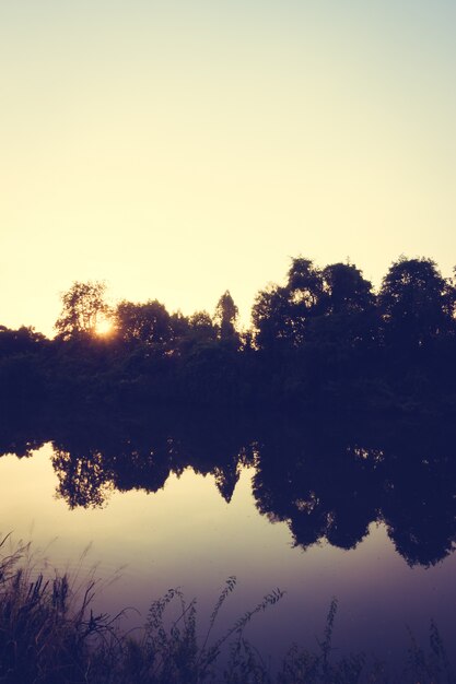 Hermoso paisaje de río y puesta de sol