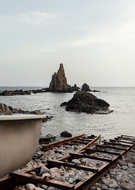 Hermoso paisaje con rocas y mar.