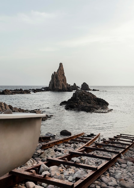 Hermoso paisaje con rocas y mar.