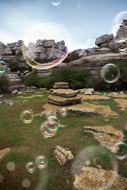 Hermoso paisaje de rocas y pompas de jabón.