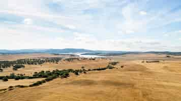 Foto gratuita hermoso paisaje con tierra seca