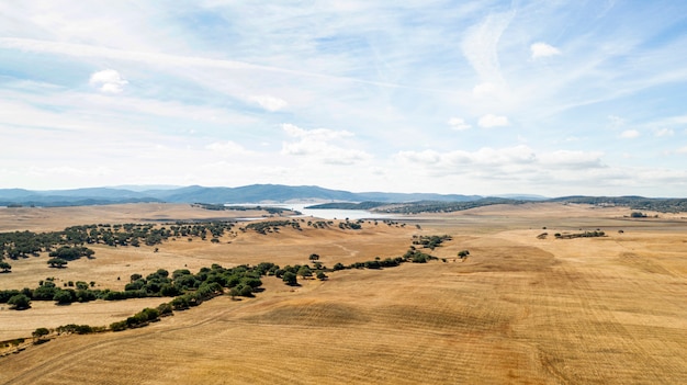 Hermoso paisaje con tierra seca