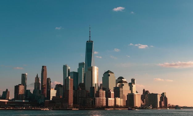 Hermoso paisaje urbano con altos rascacielos cerca del mar en la ciudad de Nueva York, EE.