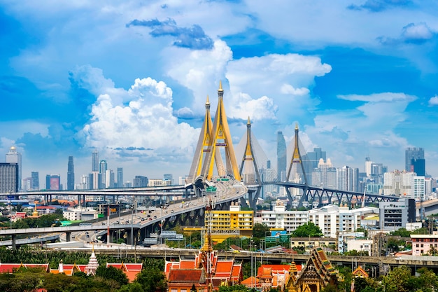 Hermoso paisaje urbano de Bangkok y puente de la autopista en Tailandia.