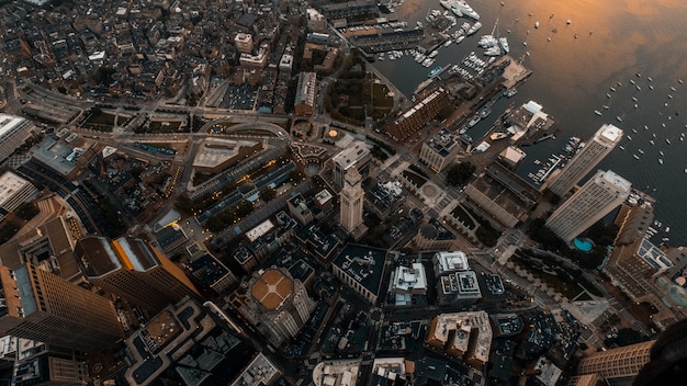 Hermoso paisaje urbano elevado con un dron