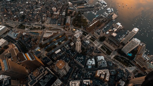 Hermoso paisaje urbano elevado con un dron