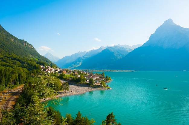 Foto gratuita hermoso paisaje de verano con claro lago de montaña.