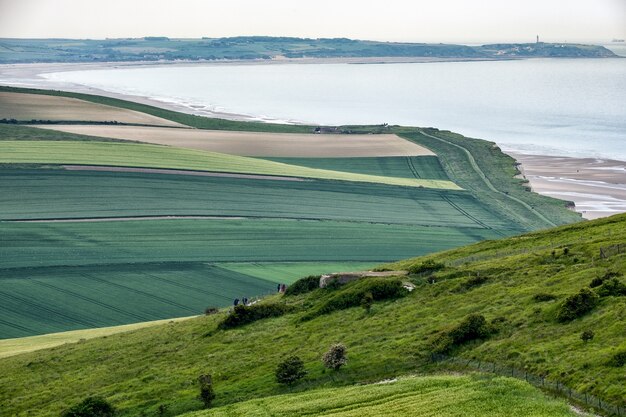 Hermoso paisaje verde cerca del lago en Bretaña, Francia