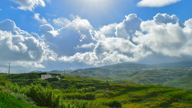 Hermoso paisaje verde con muchas montañas bajo un cielo nublado