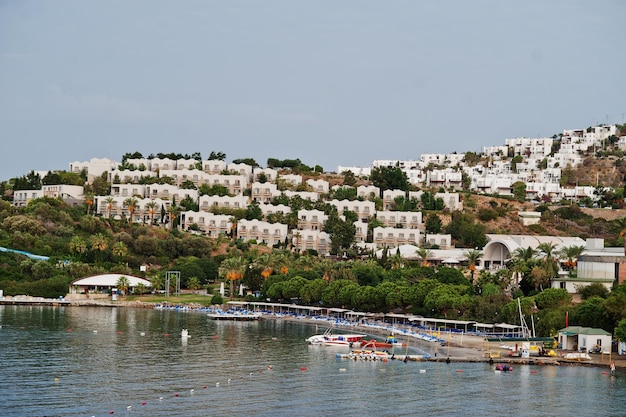 Hermoso panorama marino de la naturaleza de verano del mar Mediterráneo con palmeras Fondo de viajes marítimos de Turquía