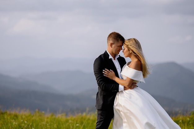 hermoso, pareja, hombre y mujer, teniendo, lovestory, en, pradera