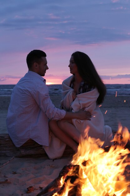 Hermoso, pareja, en la playa