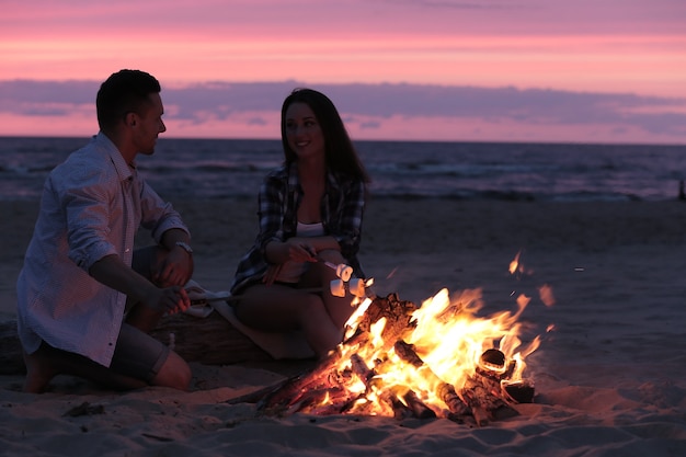 Hermoso, pareja, en la playa