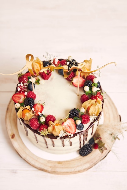 Hermoso pastel de bodas con frutas, goteo de chocolate y con cartas de amor
